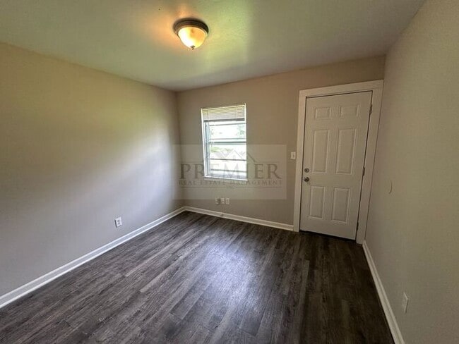 Building Photo - $799 RENT $799 Deposit/ 2 bd / 1 ba Grandv...