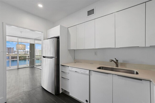 Building Photo - 900 Bay Dr