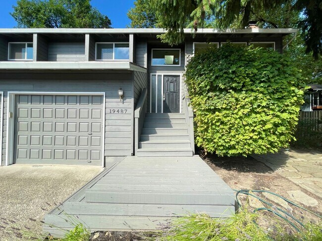 Building Photo - SPACIOUS 4 Bed/3 Full Bath Home in West Linn