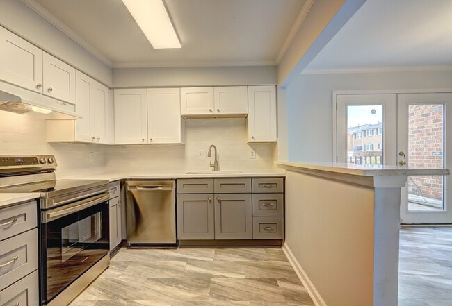 Building Photo - 6520 Roswell Rd