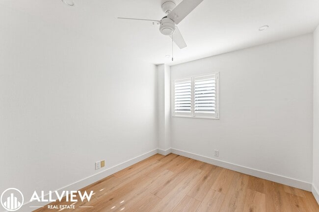 Building Photo - Gorgeous 3 Bed/2.5 Bath in Newport Beach Available Now!