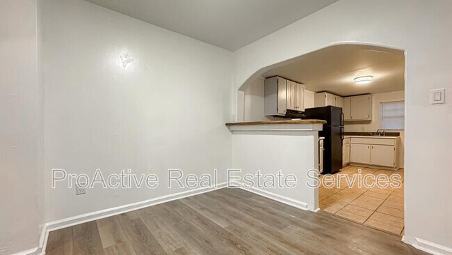 Building Photo - 3027 Peronne Ave
