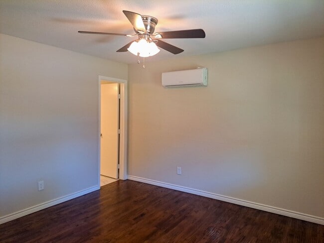 Building Photo - Renovated 4 bedroom 2.5 bath