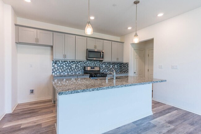 Building Photo - 27638 Sawtooth Ln