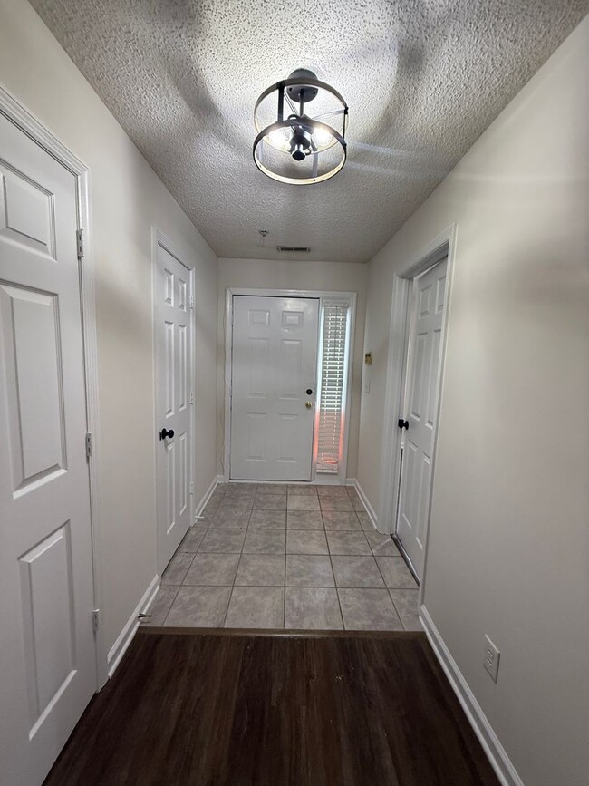 Building Photo - Modern Updated Top Floor unit! Freshly Pai...