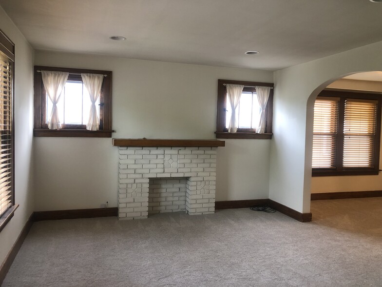 LR - 129 Hamilton Dr