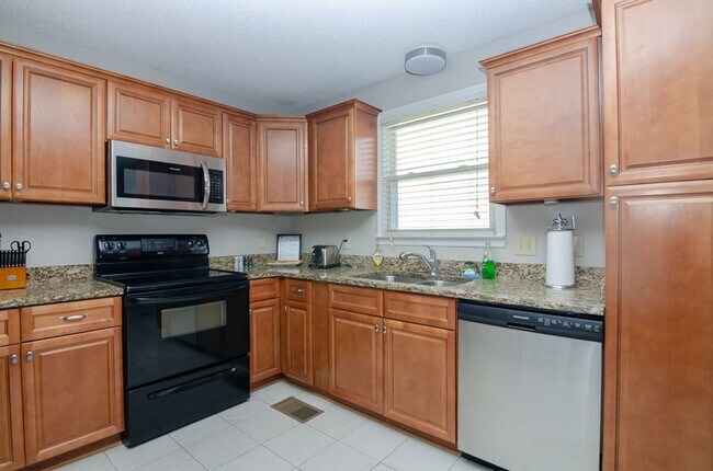 Building Photo - Stunning remodeled home in Franklin with a garage