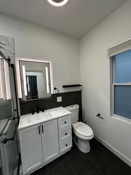 Main room private bathroom - 1908 S May St