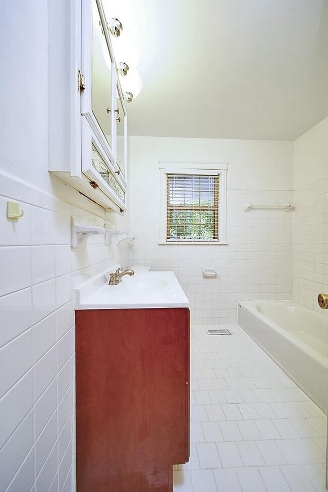Building Photo - Beautiful 4-bedroom, 3-bathroom home located in the highly desirable Crieve Hall area!