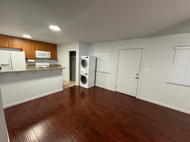Building Photo - Rent Today! Available Charming 2 Bed 1 Bath in North Highlands Area!