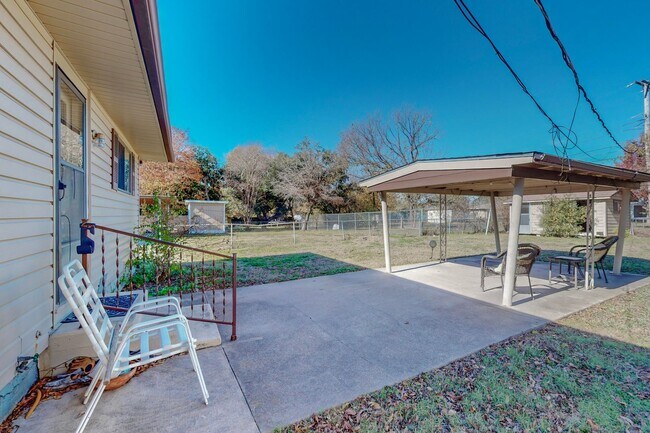 Building Photo - Charming 3-Bedroom Gem with Mid-Century Fl...