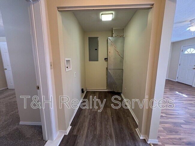 Building Photo - 609 1/2 South Crystal Street