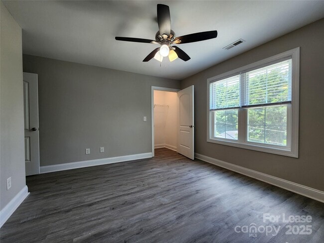 Building Photo - 2210 Brookview Ave