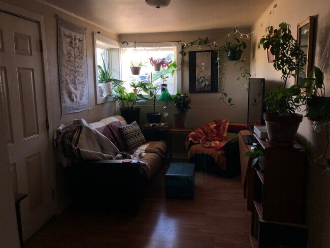 Building Photo - Walk to WWU and Downtown from This Perfectly Located Magnolia St Apartment