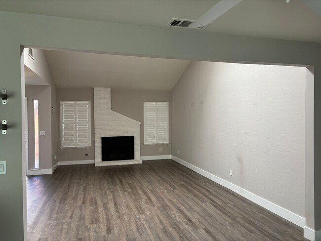 Building Photo - Rare 3 bedroom, 2 bathroom unit in the desirable Lincoln Village West neighborhood! Nearly 1350 s...