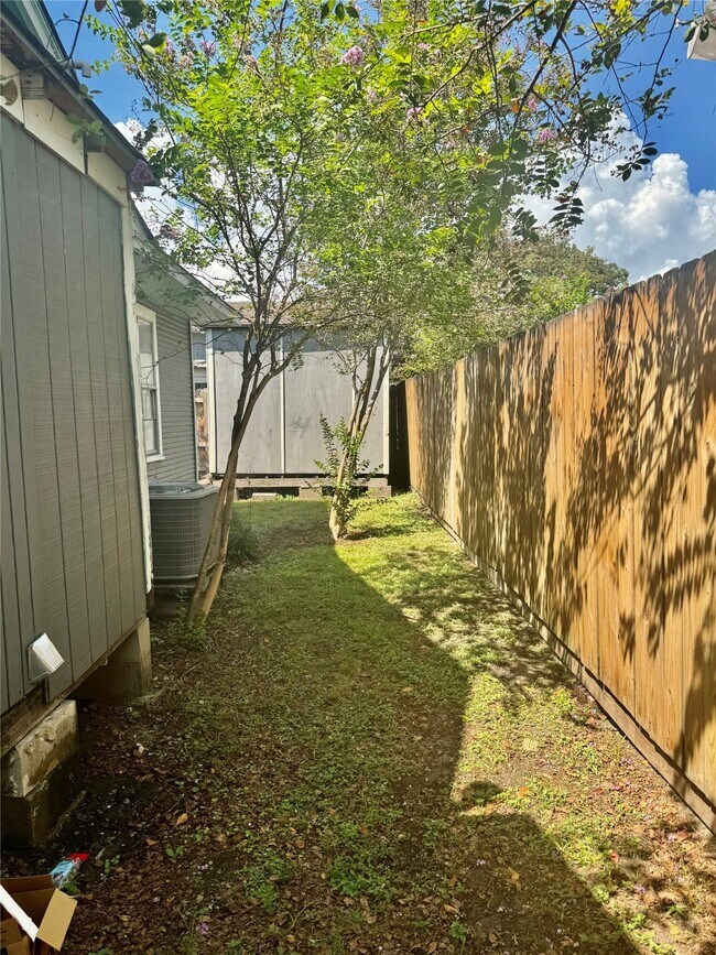 Building Photo - 1115 Caplin St