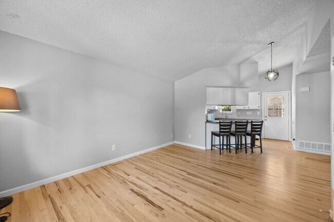 Building Photo - 2 Bed/1 Bath Close to Buckley Space Force