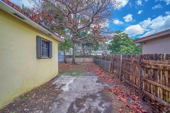 Building Photo - 2221 SW 67th Ave