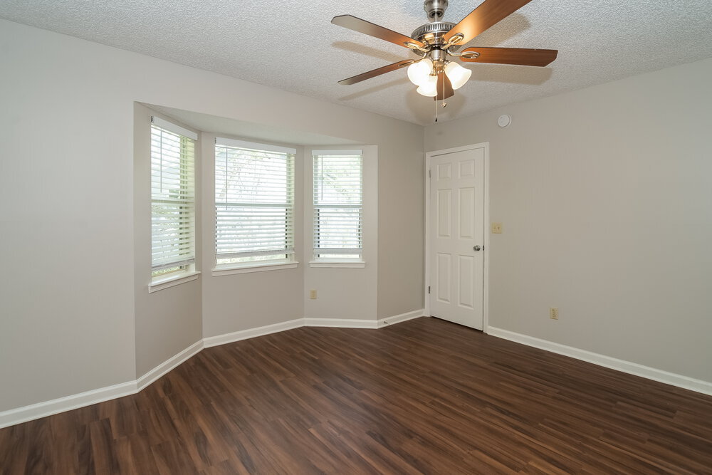 Building Photo - 3032 Twin Oak Dr S