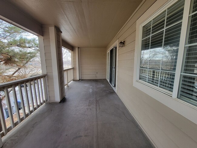 Building Photo - Spacious 2 bed, 2 bath townhome style cond...