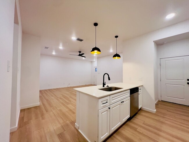 Building Photo - PRE-LEASING FOR JUNE OR JULY! Spacious Townhome in Escondido