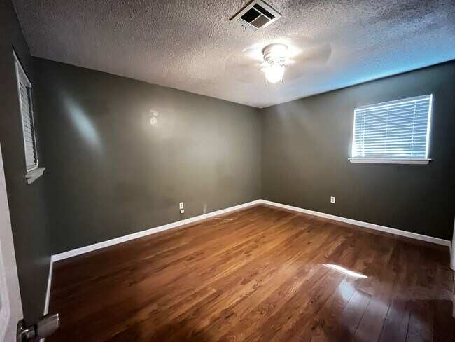 Building Photo - 4807 NW Cheyenne Ave