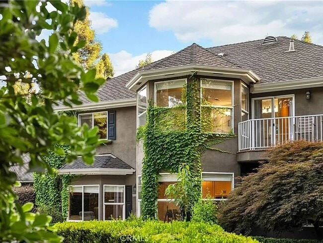 Building Photo - Custom built home with an AMAZING resort l...