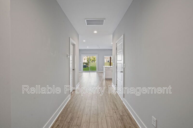 Building Photo - 10 Slater Dr