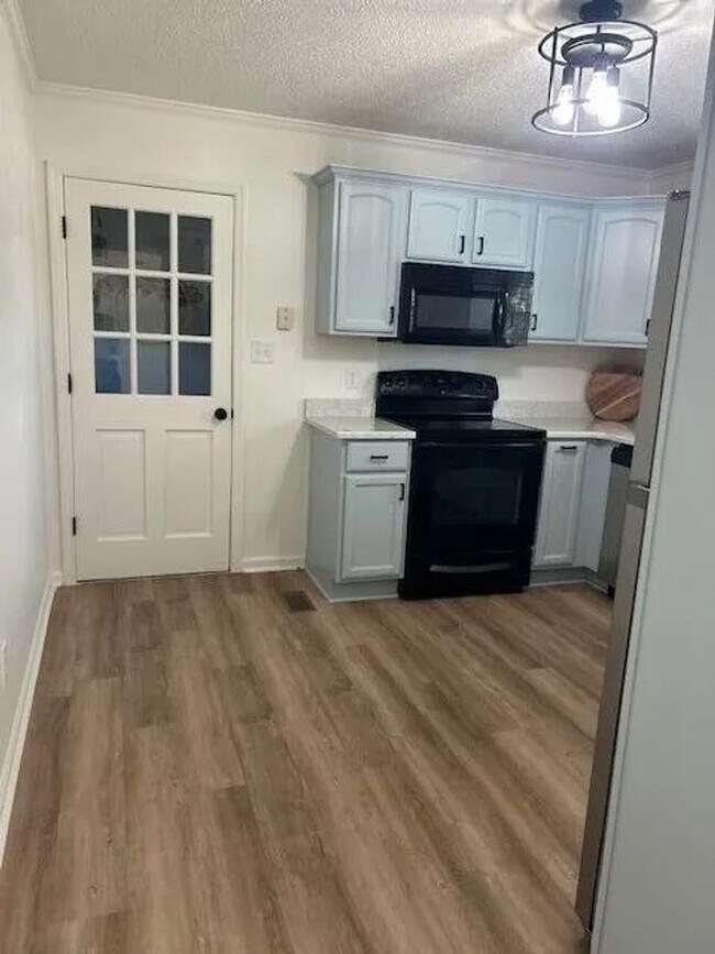 Building Photo - GORGEOUS RENOVATED HOME