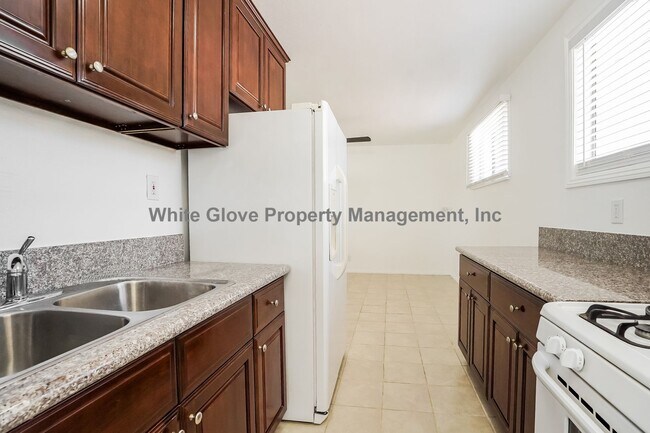 Building Photo - Charming Upstairs One Bedroom Apartment