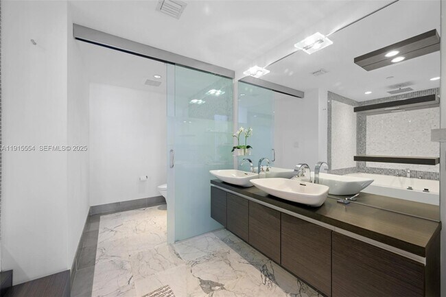 Building Photo - 200 Biscayne Blvd Way