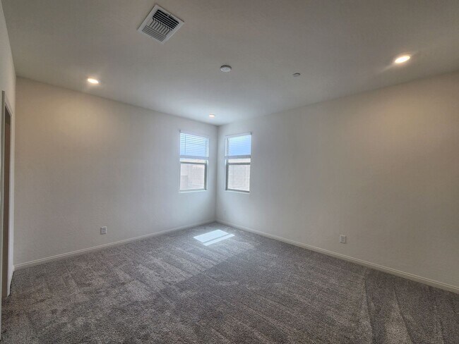Building Photo - WOW Four Bedroom in North Summerlin!