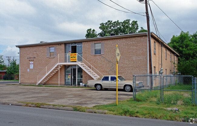 Building Photo - Downtown Manor