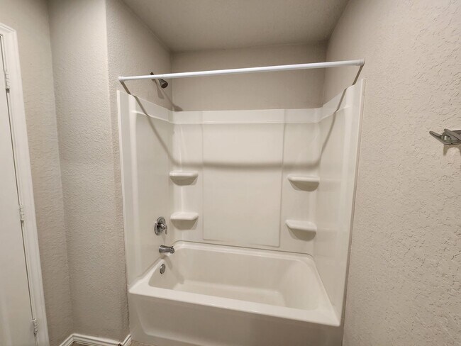 Building Photo - 3/2/2 in Heather Glen / Fridge Included / Fenced in Back Yard / CISD