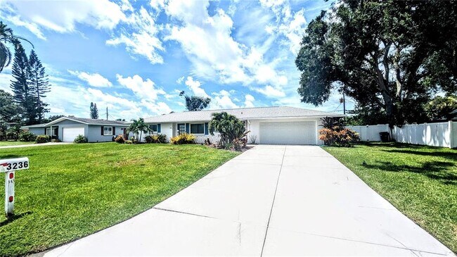 Building Photo - 3236 S Lockwood Ridge Rd