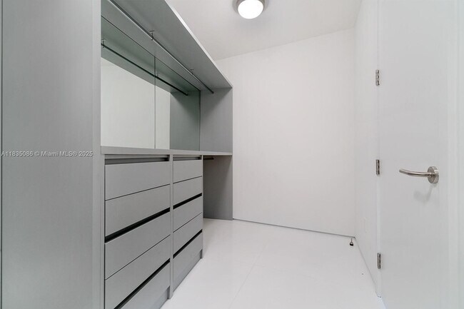 Building Photo - 18555 Collins Ave