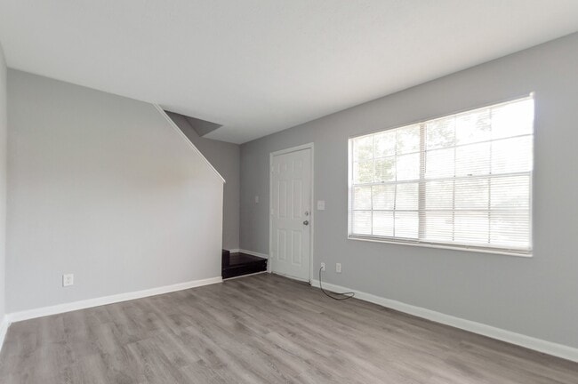Building Photo - 4543 Moncrief Rd W