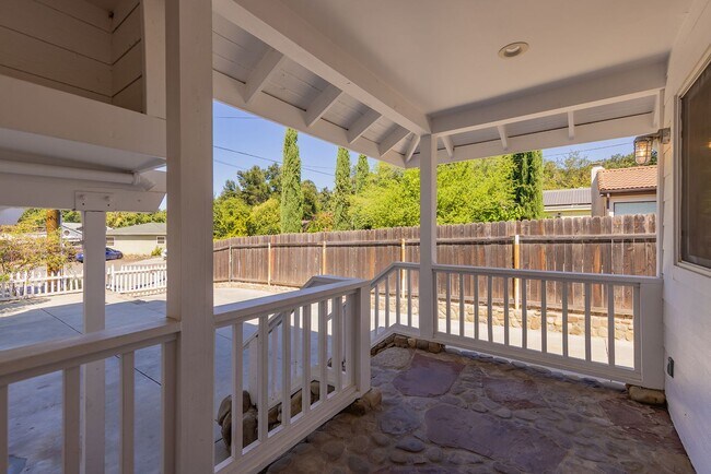 Building Photo - 304 El Conejo Dr