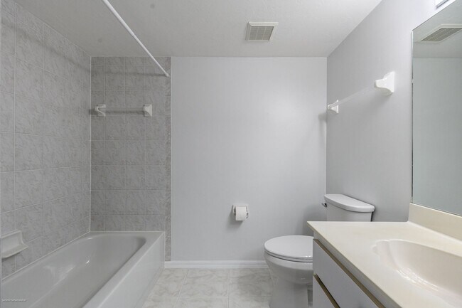 Building Photo - PRICE DROP!! UNFURNISHED ANNUAL RENTAL. CL...