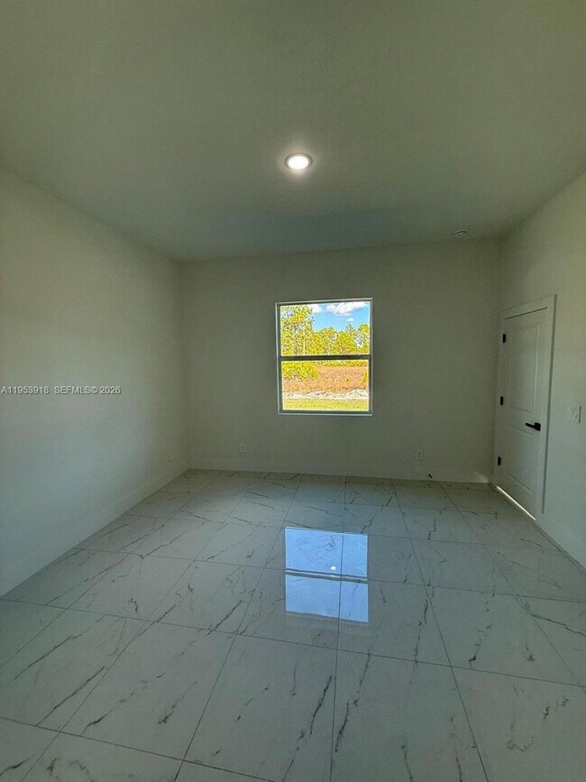 Building Photo - 1121 Florence St E