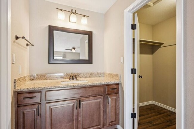 Building Photo - Cozy 2-bedroom, 1.5-bath townhome