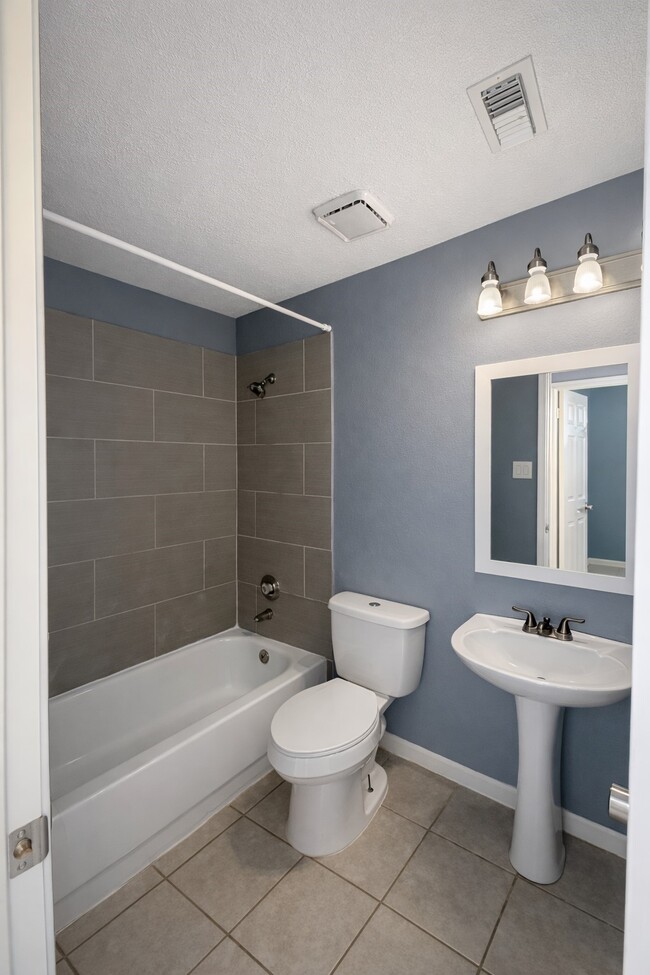 Building Photo - 6415 Autumn Thistle Dr