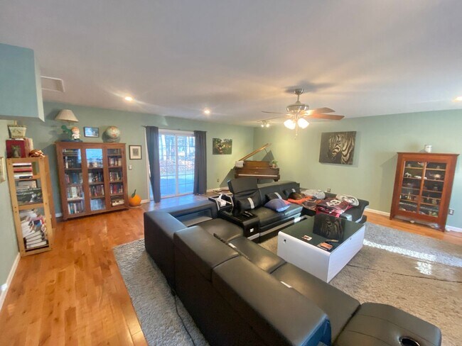 Building Photo - 56 Morellen Ln