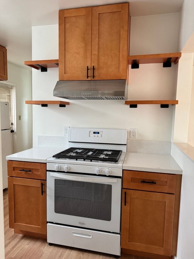 Building Photo - COMPLETELY REMODELLED 1 BEDROOM DUPLEX FOR LEASE!