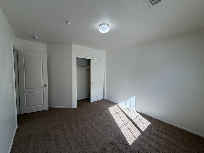 Building Photo - Discover a refreshed 4-bedroom, 2.5-bath home in Las Vegas 89149