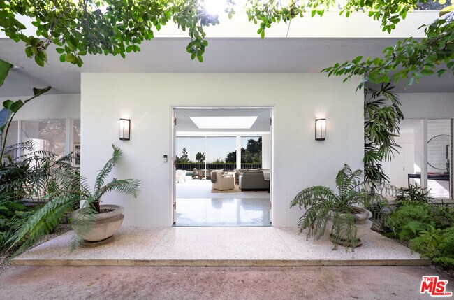 Building Photo - 1121 Loma Vista Dr