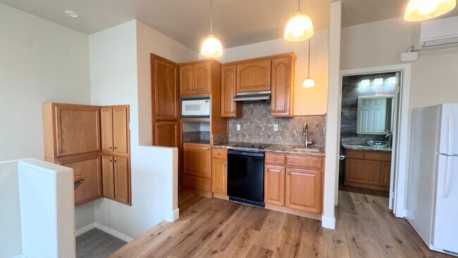 Building Photo - Unfurnished 1 Bedroom with AC and Private ...