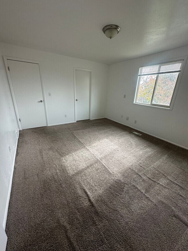 Building Photo - Beautiful 4-Bedroom, 2-Bath Home with Classic Layout and Large Yard