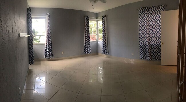 Building Photo - Miami Beach Home with a Pool!