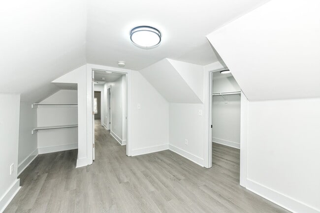 Building Photo - 942 W 27th St